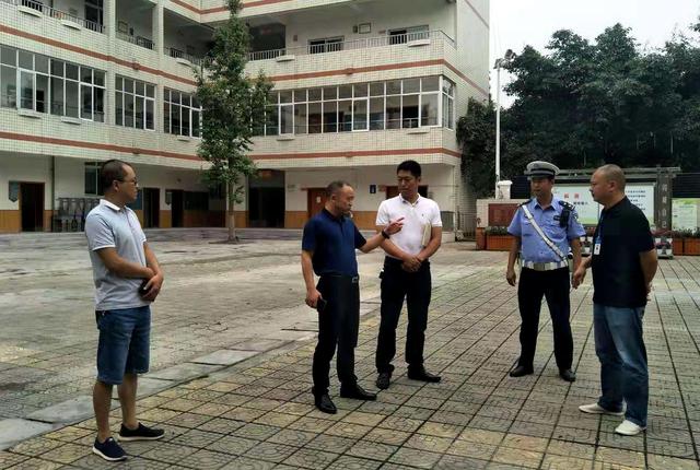 崇州市大劃鎮黨政領導檢查學校、幼兒園開學前安全