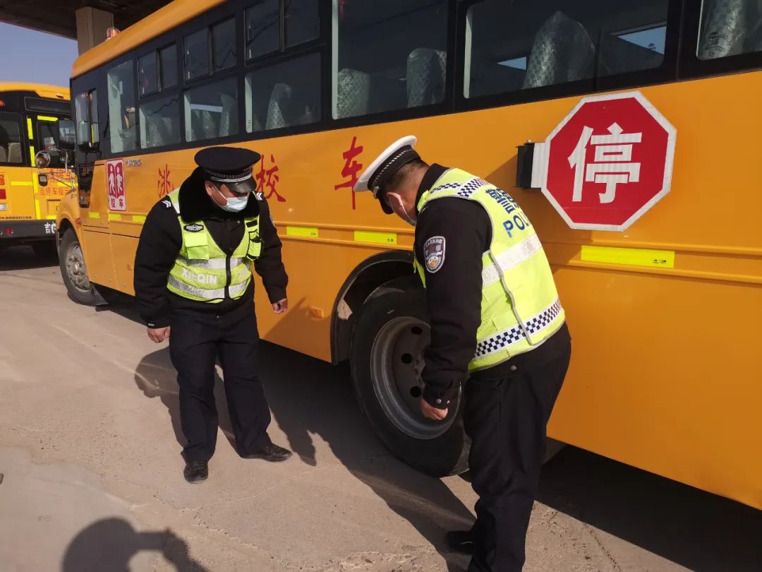 一盔一帶 | 洮南交巡警為乘校車學生系緊安全帶