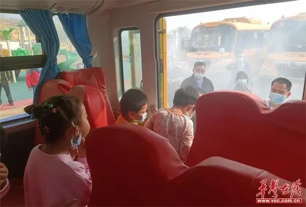 廣發(fā)鎮(zhèn)中心幼兒園開(kāi)展校車安全及消防應(yīng)急疏散演練