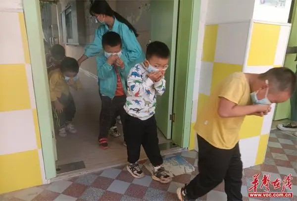 廣發(fā)鎮(zhèn)中心幼兒園開(kāi)展校車安全及消防應(yīng)急疏散演練