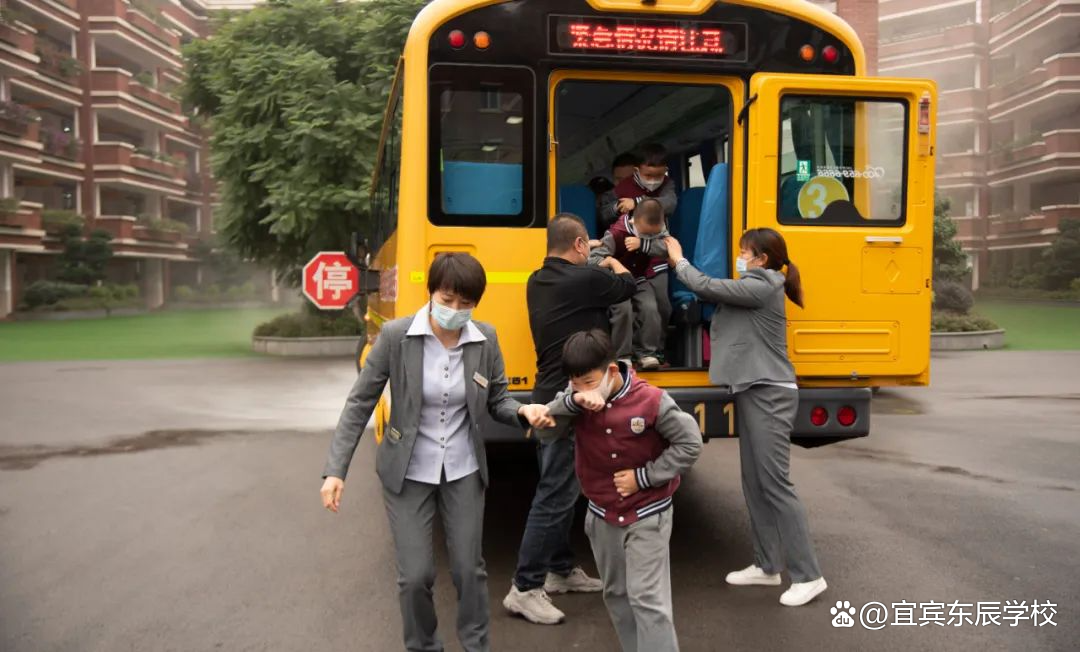 校車起火了，怎么辦？校車安全9步法……