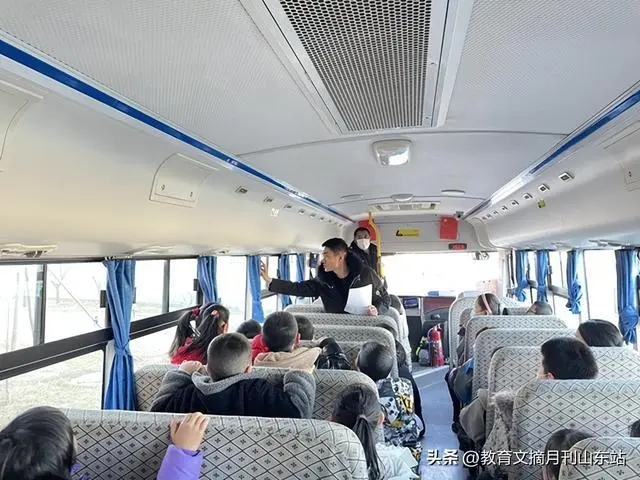煙臺(tái)開(kāi)發(fā)區(qū)雪楓小學(xué)舉行校車(chē)安全逃生演練