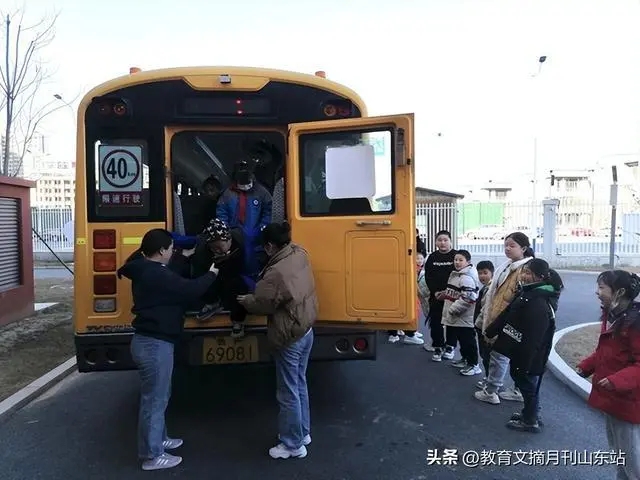 煙臺(tái)開(kāi)發(fā)區(qū)雪楓小學(xué)舉行校車(chē)安全逃生演練