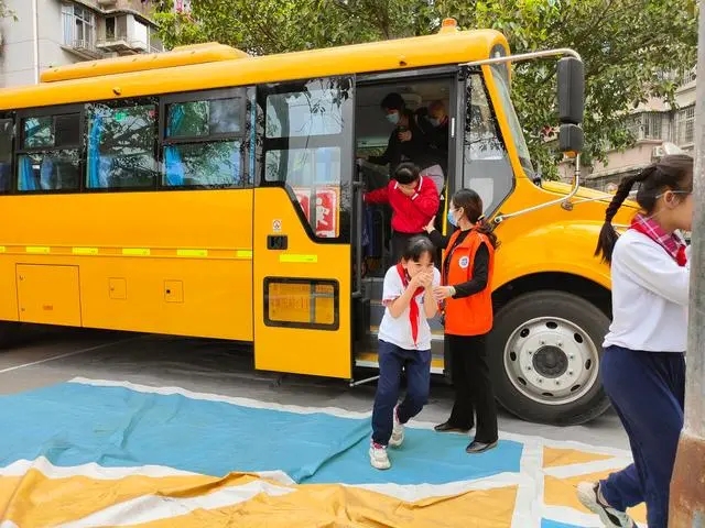 遇突發不要慌，這場“沉浸式”校車應急演練給出“教科書”式做法