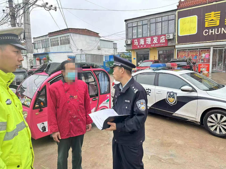 經(jīng)開交警開展校車突擊檢查，鑄牢學(xué)生“成長安全網(wǎng)”
