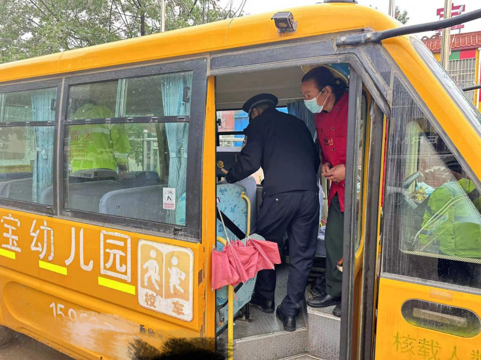 經(jīng)開交警開展校車突擊檢查，鑄牢學(xué)生“成長安全網(wǎng)”