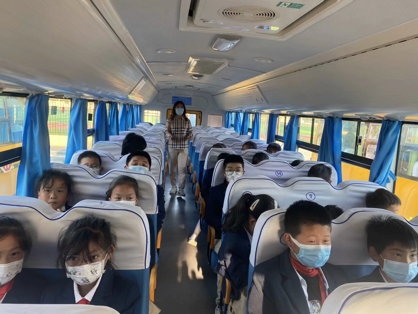 濟南高新區(qū)稼軒小學開展校車安全應急演練活動