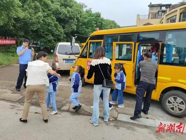 校車安全無小事，岳塘區開展校車安全培訓暨應急疏散演練