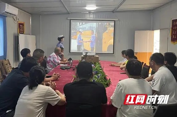 為愛(ài)護(hù)航 雁峰交警開(kāi)展校車(chē)安全大檢查