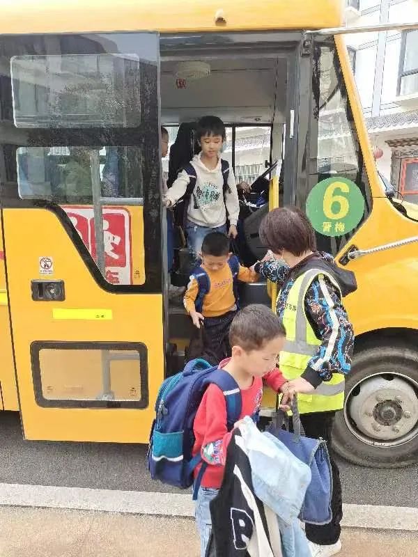 平安運行，為愛護航——黃梅縣第八小學開展校車安全工作會暨行政成員跟車督查活動