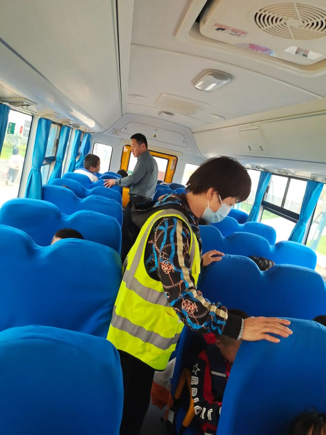 平安運行，為愛護航——黃梅縣第八小學開展校車安全工作會暨行政成員跟車督查活動
