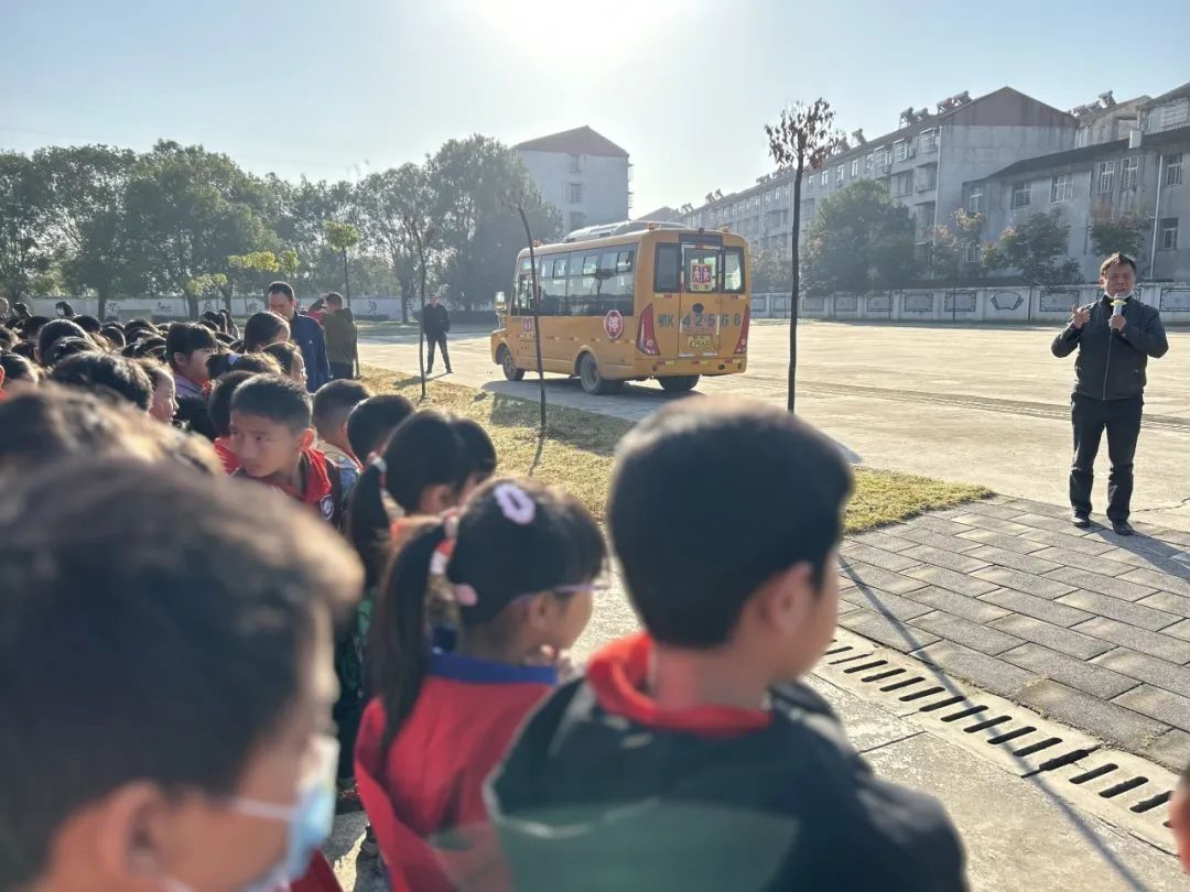 加強校車安全，共建和諧校園 ——云夢縣道橋鎮中心小學校車安全逃生演練