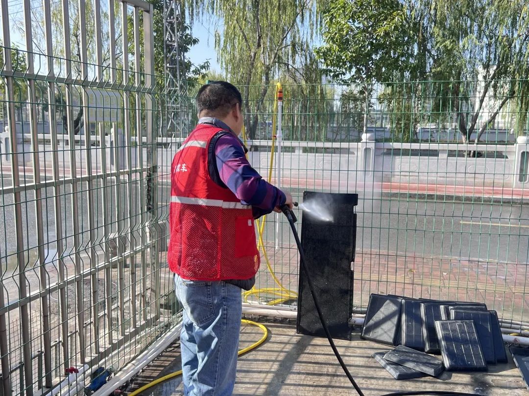 用心呵護 用愛護航 | 為確保新學期校車安全運行，校車大掃除保養很重要