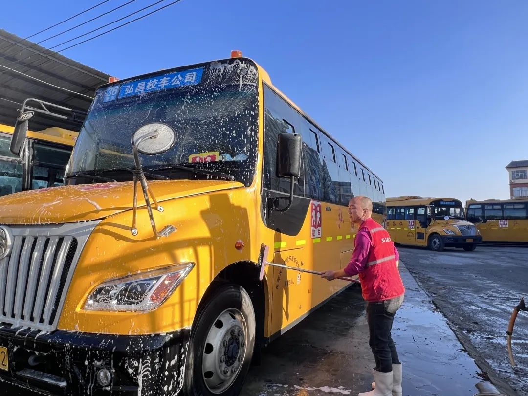 用心呵護 用愛護航 | 為確保新學期校車安全運行，校車大掃除保養很重要