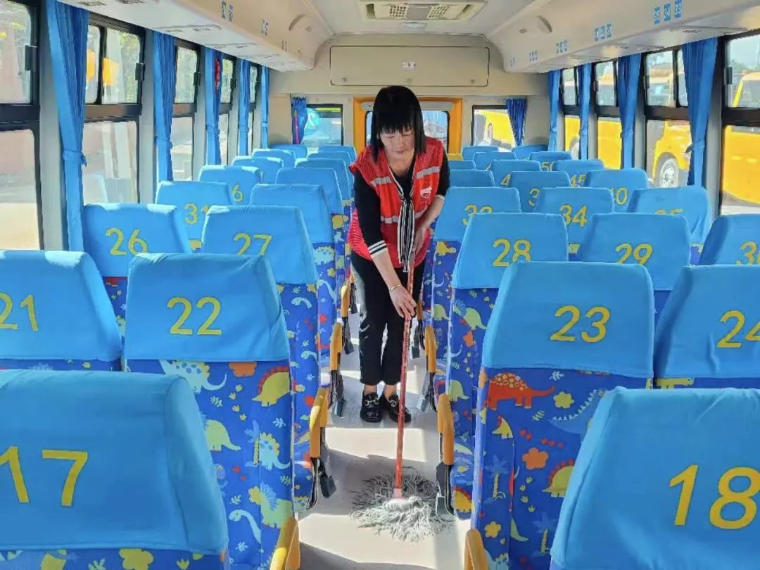 用心呵護 用愛護航 | 為確保新學期校車安全運行，校車大掃除保養很重要