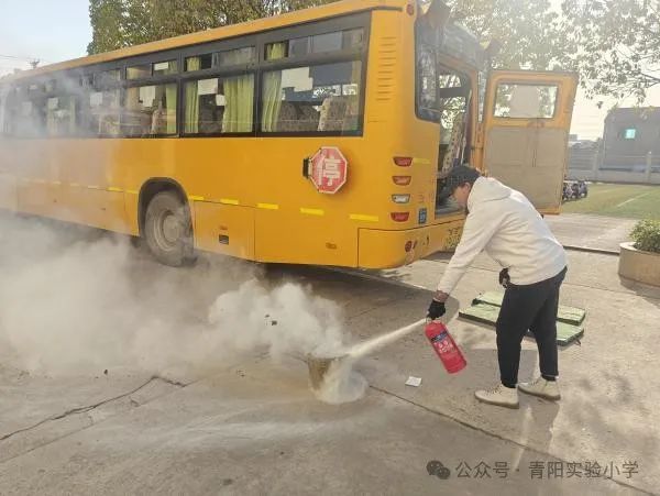 演練不松懈 安全伴童行——青陽實(shí)小旌陽分部校車著火逃生演練活動(dòng)