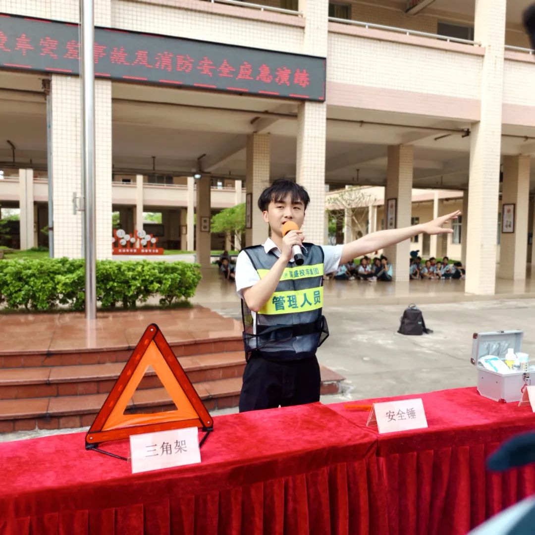 加強(qiáng)校車管理 筑牢安全防線——洪梅鎮(zhèn)第二小學(xué)開(kāi)展校車消防應(yīng)急疏散演練活動(dòng)