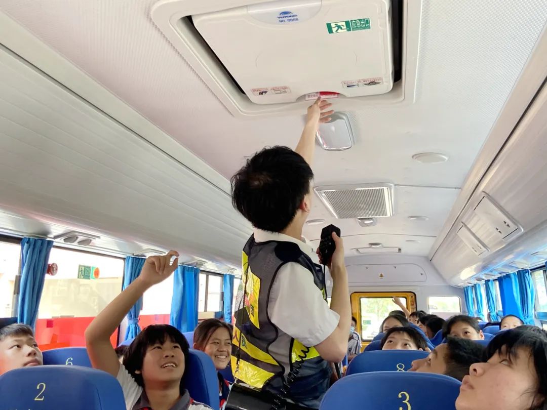 加強(qiáng)校車管理 筑牢安全防線——洪梅鎮(zhèn)第二小學(xué)開(kāi)展校車消防應(yīng)急疏散演練活動(dòng)