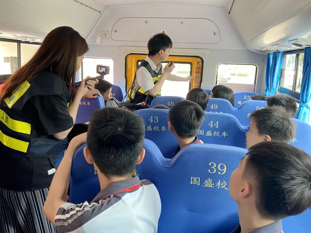 加強(qiáng)校車管理 筑牢安全防線——洪梅鎮(zhèn)第二小學(xué)開(kāi)展校車消防應(yīng)急疏散演練活動(dòng)