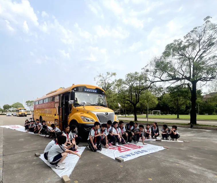 加強(qiáng)校車管理 筑牢安全防線——洪梅鎮(zhèn)第二小學(xué)開(kāi)展校車消防應(yīng)急疏散演練活動(dòng)
