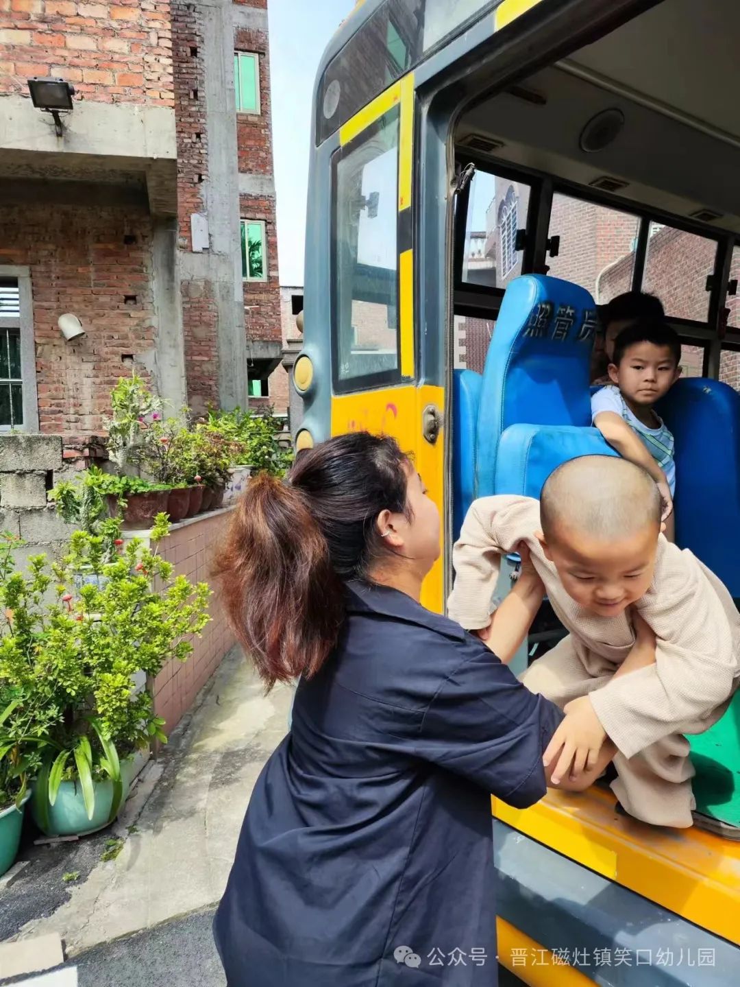 為愛護航，校車安全伴我行— —笑口幼兒園校車消防應急安全逃生演練
