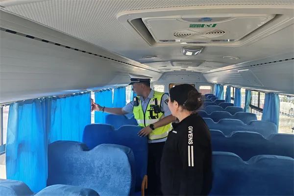 阿勒泰市公安局交警大隊(duì)強(qiáng)化校車安全“大檢查”，擰緊校車出行“安全閥”