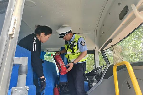 阿勒泰市公安局交警大隊(duì)強(qiáng)化校車安全“大檢查”，擰緊校車出行“安全閥”