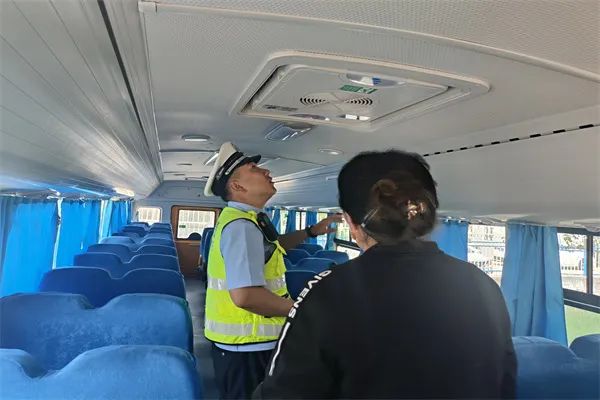 阿勒泰市公安局交警大隊(duì)強(qiáng)化校車安全“大檢查”，擰緊校車出行“安全閥”