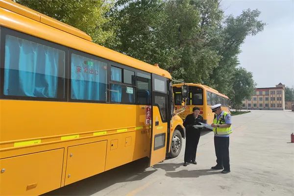 阿勒泰市公安局交警大隊(duì)強(qiáng)化校車安全“大檢查”，擰緊校車出行“安全閥”