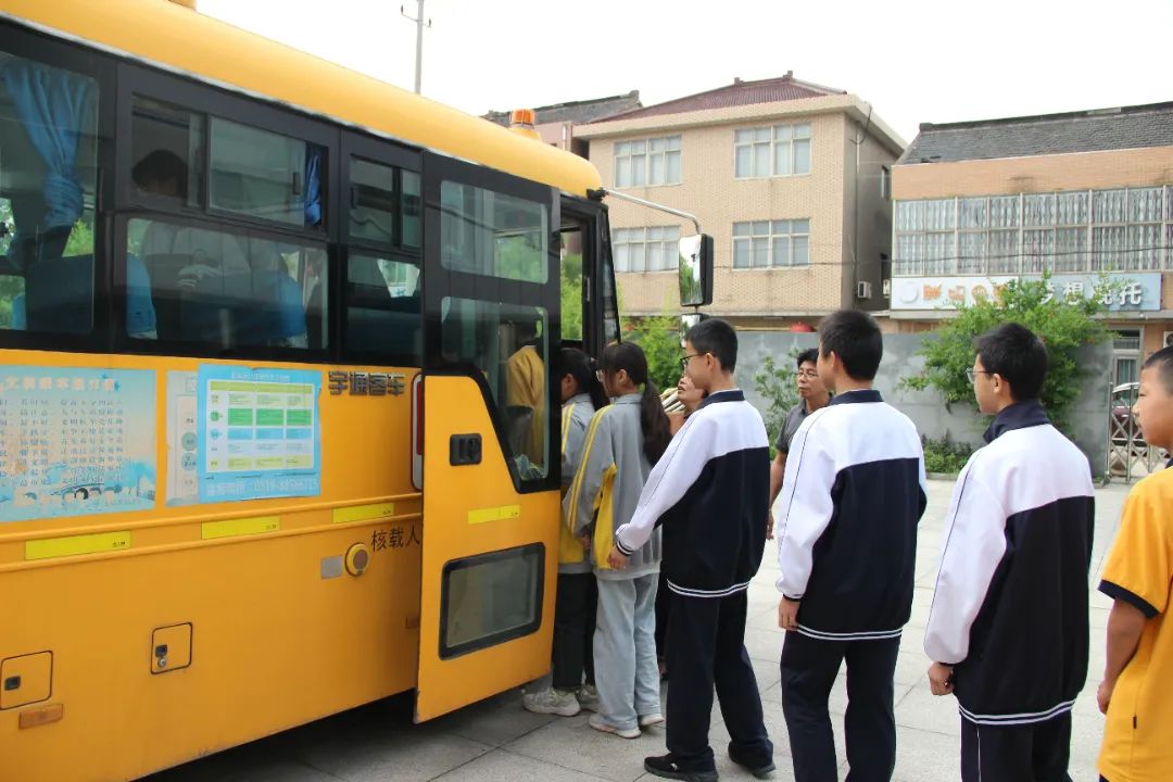 校車應(yīng)急演練 筑牢安全防線——孟河中學(xué)開展校車安全應(yīng)急逃生演練活動