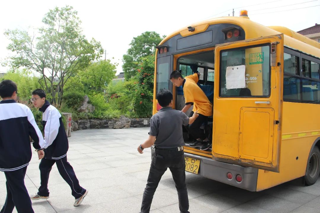 校車應(yīng)急演練 筑牢安全防線——孟河中學(xué)開展校車安全應(yīng)急逃生演練活動
