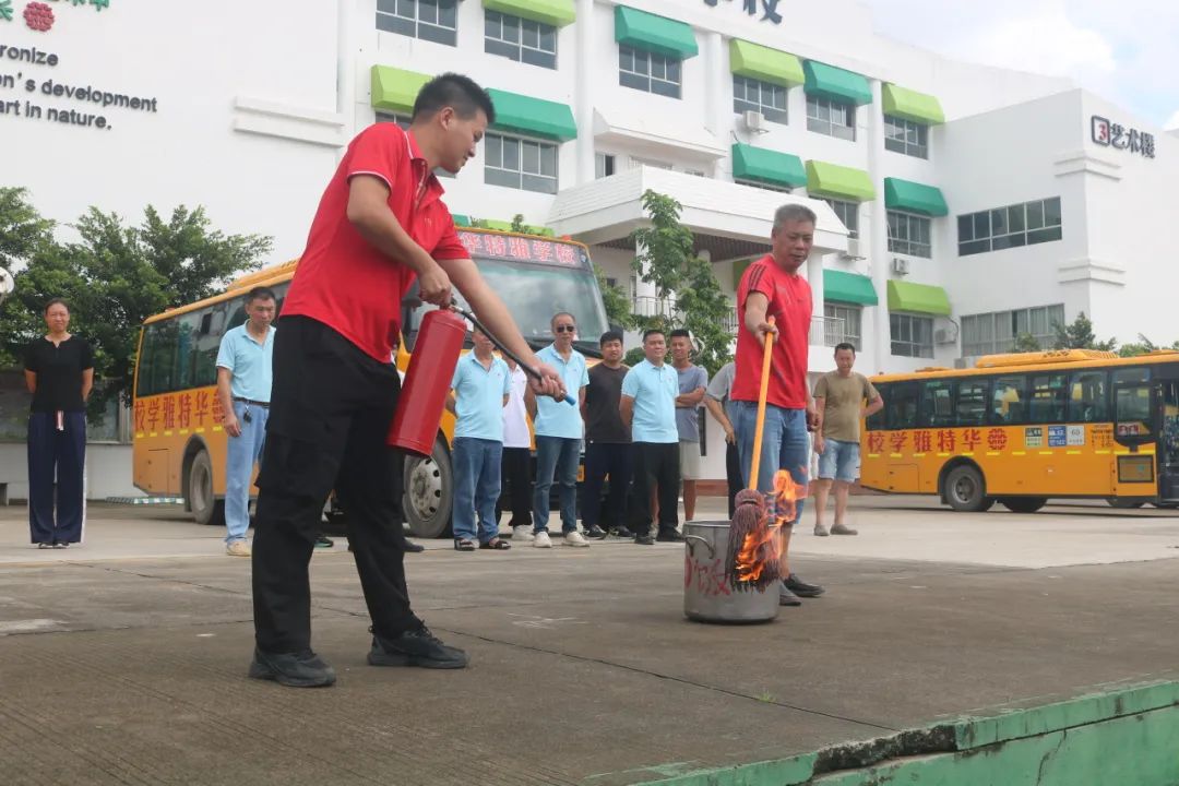 狠抓校車安全 構建平安校園——華特雅學校開展校車安全逃生疏散演練系列活動