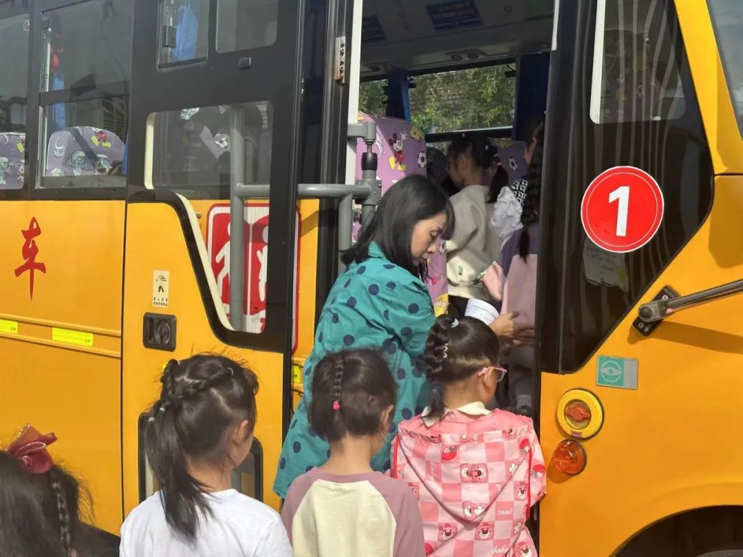 以練筑防 安全啟航 | 興化市陽山幼兒園校車安全應(yīng)急疏散演練