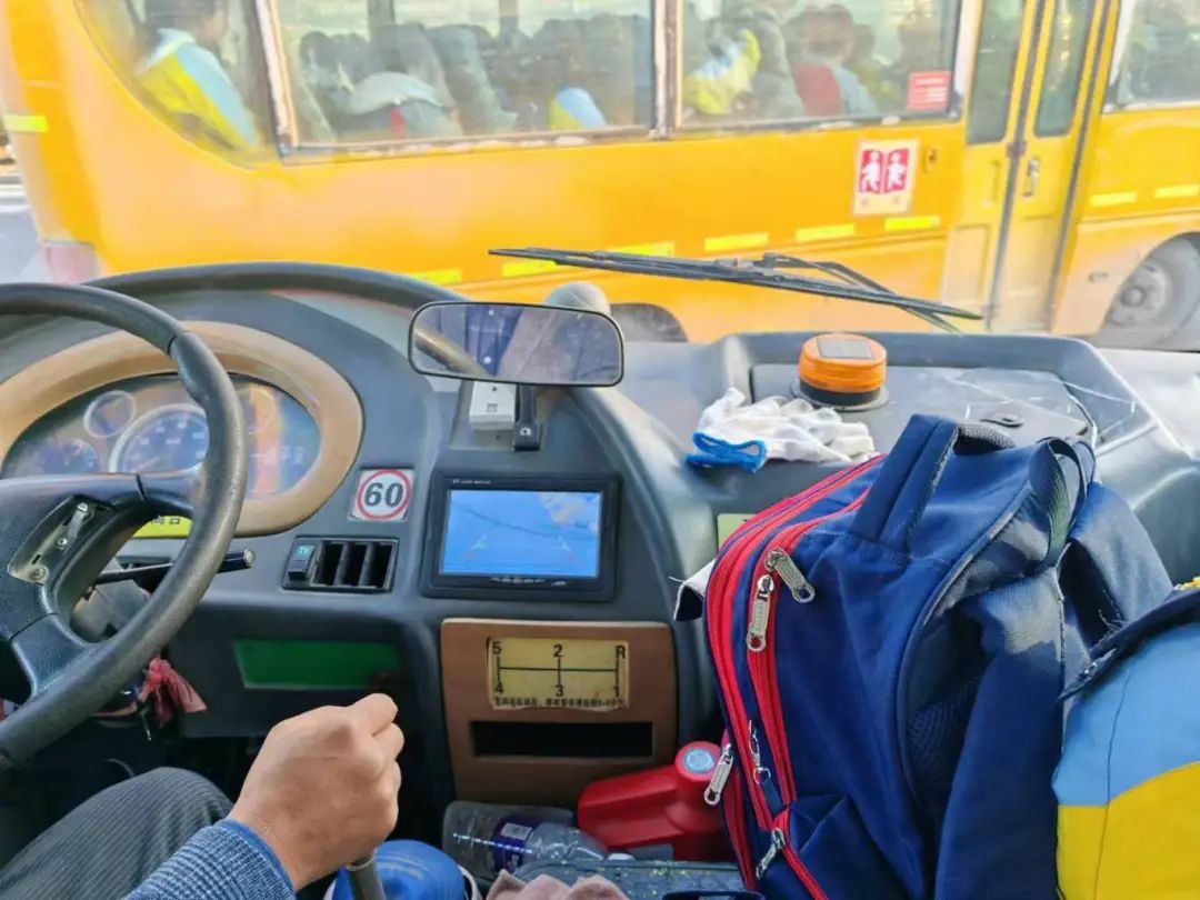 校車安全第一步 上下學路我來護----監利思源實驗學校校車安全專題會議