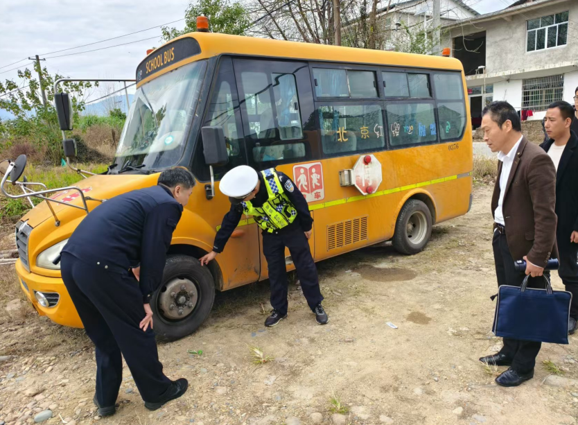 鉛山公安交警聯合多部門開展校車安全檢查