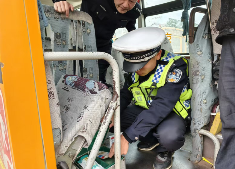 鉛山公安交警聯合多部門開展校車安全檢查