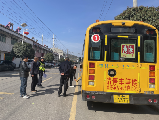 東寶區多部門聯合開展校車安全專項排查整治行動 全面筑牢學生出行安全防線