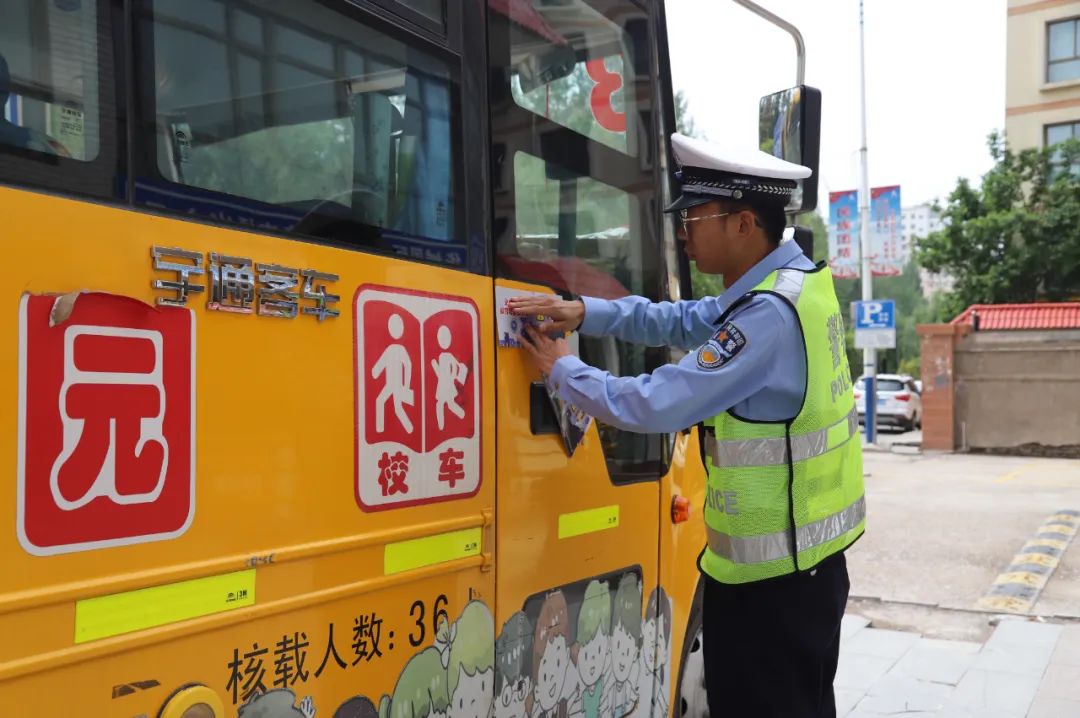 臨洮高速交警開展校車安全檢查 保駕學(xué)生平安出行