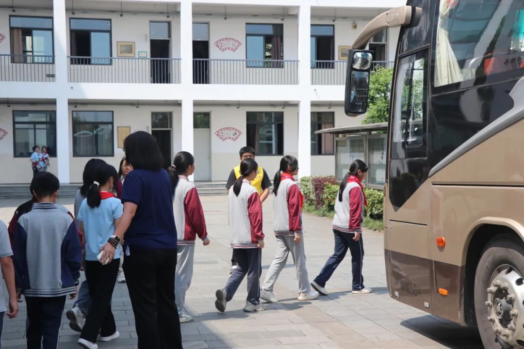 金澤中學(xué)開展校車應(yīng)急疏散演練活動