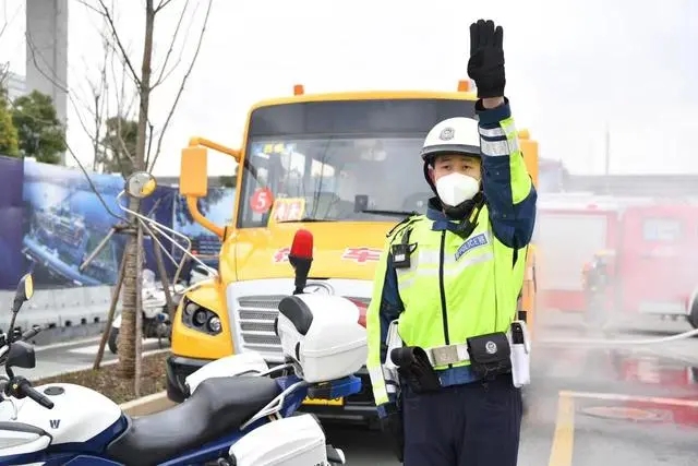 滿載學生的校車車廂內突然冒出濃煙，怎么辦？