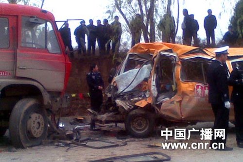 甘肅幼兒園校車車禍:校車核載9人實載64人