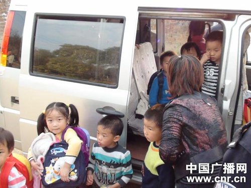 江西景德鎮兩輛校車被查 超員率高達340%(圖)