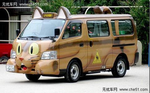 除了司機，日本的校車上多半還會有一位全程陪同的指導老師，有時候是學校里的生活老師，有時候是自愿做義工的家長。
