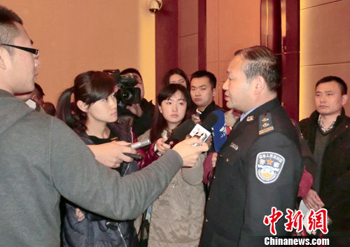 江蘇豐縣政府舉行校車側翻事故發布會(2)