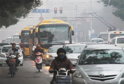2011年11月17日7時20分,山東濟南,山東師范大學附屬小學的校車與小客車混行。陳寧