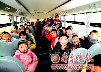 陡溝鎮豐齊村鄉里娃坐上免費大鼻子校車
