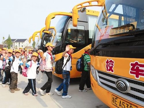 記者體驗德清校車:限速40公里 兩名老師看護