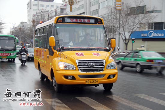 甘肅張掖出現(xiàn)大鼻子校車(圖)