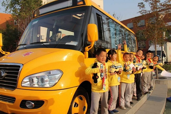 《校車安全管理?xiàng)l例草案》通過 校車可優(yōu)先通行