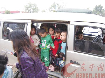 陽(yáng)新縣：公安局長(zhǎng)攔停超載校車